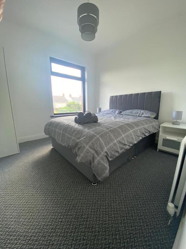 Modern 3 Bedroom House Close To The Centre Apartment