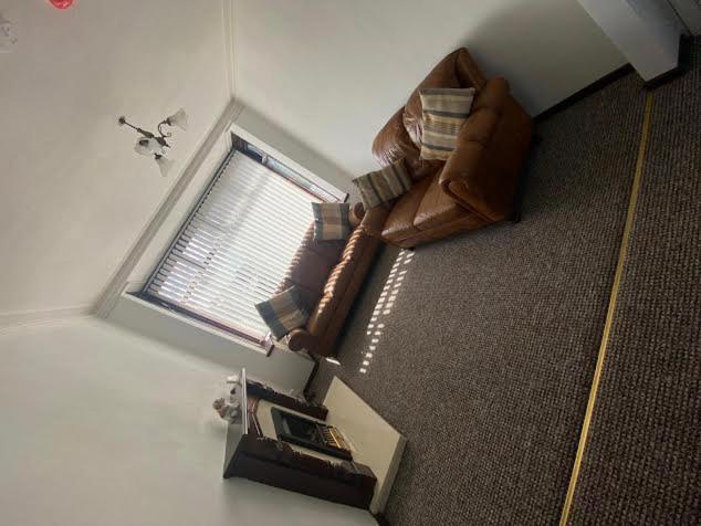 Modern 3 Bedroom House Close To The Centre Apartment *