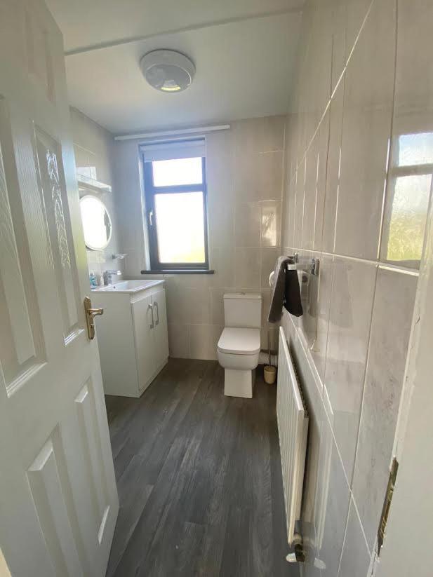 Modern 3 Bedroom House Close To The Centre Apartment *