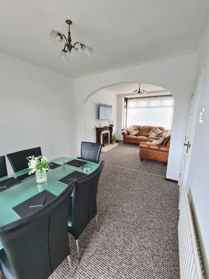 Modern 3 Bedroom House Close To The Centre Apartment *